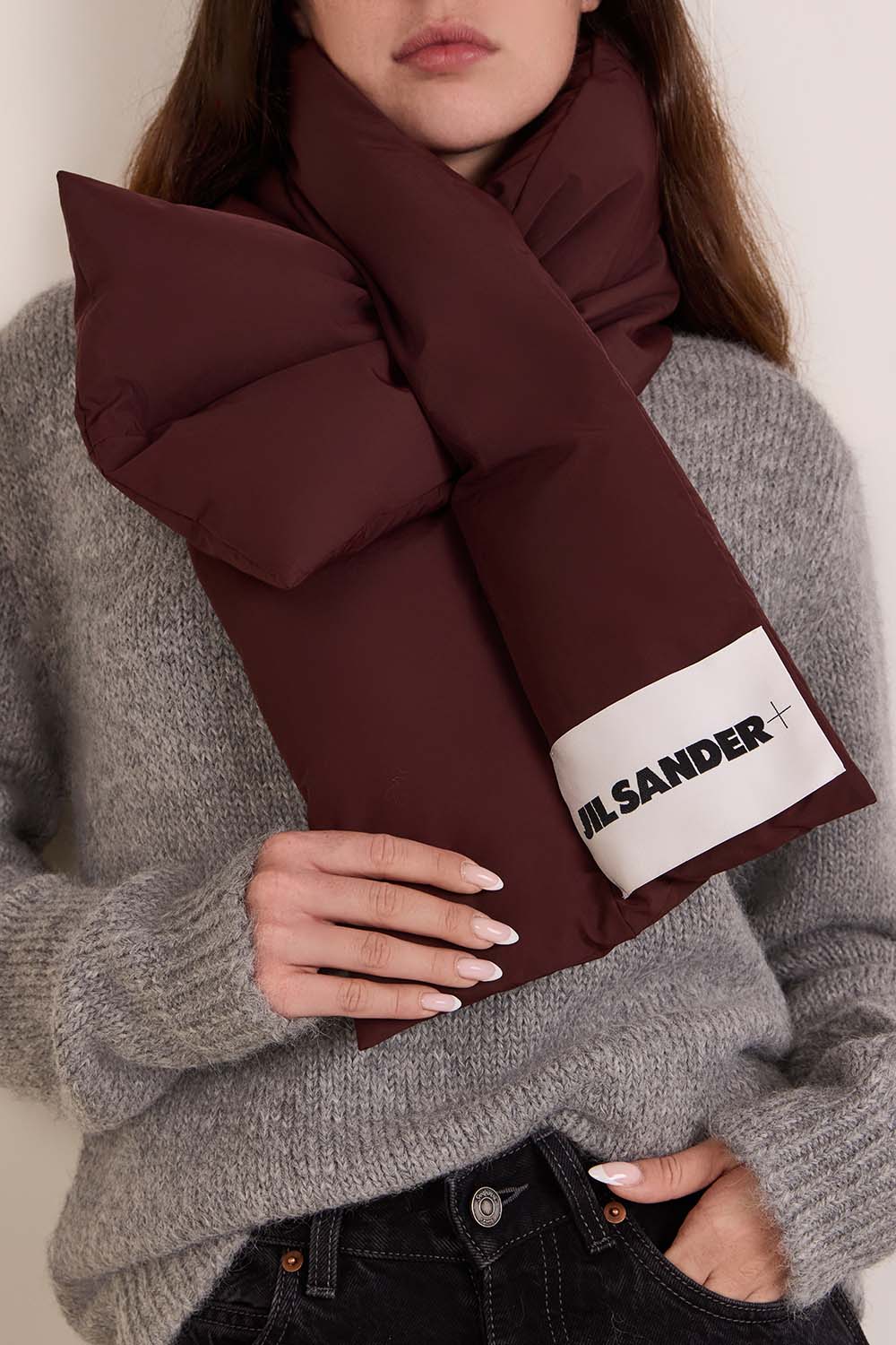 תמונת כל הלוק של צעיף במילוי נוצות